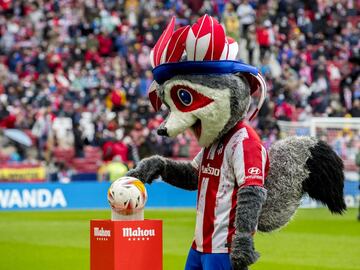 La mascota rojiblanca, Indi, antes del inicio del encuentro. 