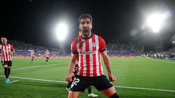El delantero del Athletic Ra¨²l Garc¨ªa celebra tras marcar el segundo gol ante el Getafe, durante el partido de Liga en Primera Divisi¨®n disputado hoy martes en el Coliseum Alfonso P¨¦rez, en la localidad madrile?a.
