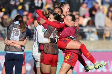 Las jugadoras españolas festejan afectuosamente el triunfo ante la Selección de Países Bajos.