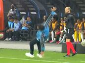 Ex DT del fútbol chileno se cae en pleno partido y pasa esto: ¡ni los rivales aguantaron la risa!