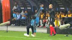 Ex DT del fútbol chileno se cae en pleno partido y pasa esto: ¡ni los rivales aguantaron la risa!