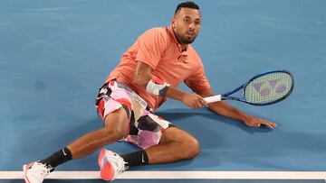 Nick Kyrgios, en el suelo tras caerse durante su partido ante Rafa Nadal en el Open de Australia 2020.