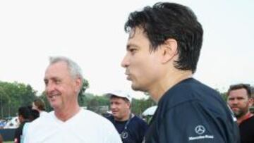 Johan Cruyff, con Jari Litmanen (a su izquierda), en los Laureus.