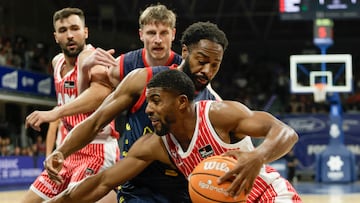 David DeJulius (delante), base eslovaco del UCAM Murcia, con el balón ante Artem Pustovyi (2i) y Aaron Best (d, detrás), ambos del MoraBanc Andorra, durante el partido de la vigesimoséptima jornada de la Liga Endesa de baloncesto que se disputa este sábado en el Pavellón Toni Martí de Andorra.