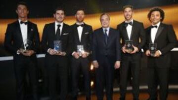 Florentino P&eacute;rez posa con los cinco jugadores del Madrid incluidos en el mejor equipo del 2012.