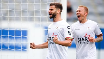 El delantero español Mario González celebra uno de sus goles con el OH Leuven en Bélgica.