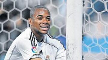 <b>SE PLANTA. </b>Robinho no aguanta la suplencia ni la desconfianza de Capello y ayer lo dejó claro.