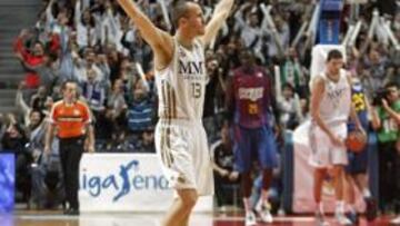<b>COMUNIÓN EN EL PALACIO. </b>Sergio Rodríguez celebra brazos en alto, en medio de la cancha, un triple del Real Madrid con los aficionados puestos en pie. Vibró el Palacio.