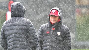 Marcelino en Lezama bajo la lluvia.