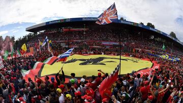 TOPSHOT - People hold a large banner with the logo of Scuderia Ferrari after the Italian Formula One Grand Prix at the Autodromo Nazionale circuit in Monza on September 2, 2018. (Photo by Andrej ISAKOVIC / AFP)