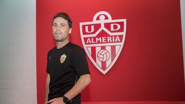 Rubi posa para AS delante del escudo del Almería.