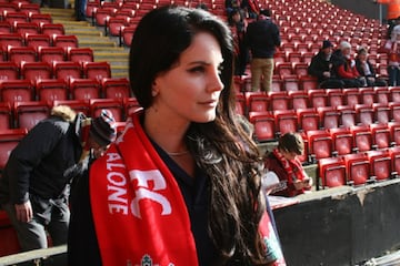 Lana del Rey suele visitar la casa del Liverpool constantemente, incluso es amiga de Steven Gerrard.