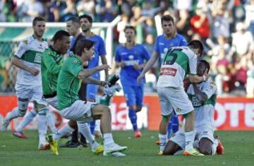 Los jugadores celebran la victoria. 