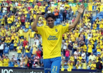 El jugador de la UD Las Palmas Juan Carlos Valerón ,durante el homenaje que le brindó hoy el club tras el partido con el Athletic Club de Bilbao, que terminó con el resultado de 0-0, último de "El Flaco" en el estadio Gran Canaria 