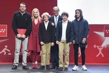 Los miembros de la Federación de Esquí Náutico, con los hermanos Teixidor en el centro (Daniel a la izquierda y Tono, a la derecha). A la derecha de la presidenta, Dani Teixidor senior.