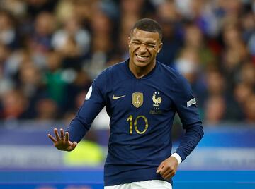 La selección francesa venció 2-0 ante Austria para evitar el descenso a la Liga B de la Nations League. Mbappé abrió el marcador con un golazo y lo celebró 'disparando una fotografía'.