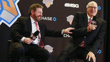 Otros tiempos. James Dolan bromea con Phil Jackson durante su presentaci&oacute;n como presidente de los Knicks el 18 de marzo de 2014.