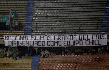 Los hinchas de Nacional, inconformes con la dirigencia, protestaron en el Atanasio Girardot previo a la presentación de los equipos.