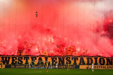 El estadio del Borussia de Dortmund, Signal Iduna Park, es uno de los feudos más famosos y con mayor ambiente de Europa. Situado en la ciudad de Dortmund, en el estado federado de Renania del Norte-Westfalia, al oeste de Alemania. Es el quinto estadio más grande de Europa, y el tercer hogar más grande de un club europeo de primer nivel después del Camp Nou y el Estadio Santiago Bernabéu.
