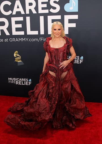 Amun Starr posa en la alfombra roja de los Premios Grammy 2025.