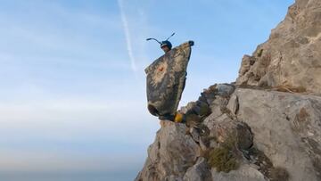 Freddy, preparado para realizar un Salto BASE con alfombra a lo Aladdín.