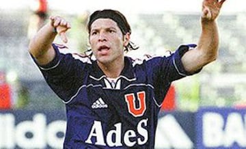 La buena campaña de Galdames en Unión Española el '96 provocó la lucha entre Colo Colo y la U. Los albos parecían tener la ventaja, pero al final fue presentado en la Noche Azul. Ahí brilló y ganó 4 títulos.