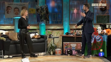 Michelle Jenner le hace un regalo escatológico a Broncano en ‘La Revuelta’: “De los regalos más guapos”