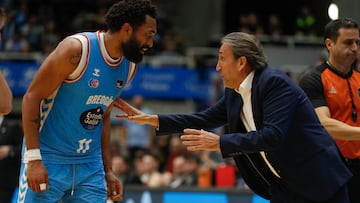 El entrenador del Breogán, Luis Casimiro, conversa con Darrun Hilliard.