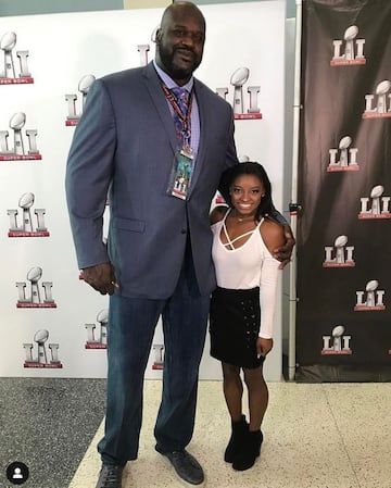 Otra foto de Simone Biles para el recuerdo, aquí al lado de Shaquille O'Neal, exbasquetbolista de Los Ángeles Lakers. 