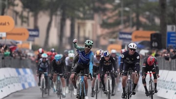 Vendrame celebra su victoria bajo la lluvia.