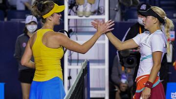 La tenista ucraniana Elina Svitolina saluda a la rusa Anastasia Potapova tras su victoria en el Abierto de Monterrey.