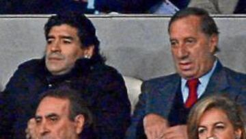 <b>MUY ATENTO. </b>Diego Armando Maradona, junto a Carlos Bilardo y su asistente Gabriel, ayer en el palco del Santiago Bernabéu.