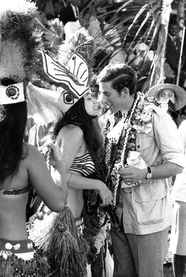 El príncipe de Gales saluda a una bailarina durante su visita oficial a Fiji en octubre de 1974. 