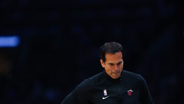 Ya consolidado como uno de los mejores entrenadores de la historia, Erik Spoelstra suma sus sextas Finales. Atrás queda LeBron, que pidió su cabeza en 2011... algo a lo que Pat Riley se negó.