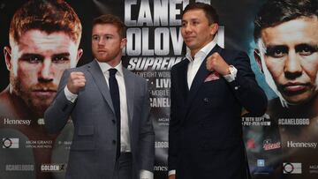 Sa&uacute;l Canelo &Aacute;lvarez y Gennady Golovkin posan ante los medios en la presentaci&oacute;n de su combate del 16 de agosto en Las Vegas.