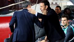 El entrenador del Barcelona Ernesto Valverde saluda al entrenador del Villarreal Javier Calleja antes del comienzo del encuentro. 