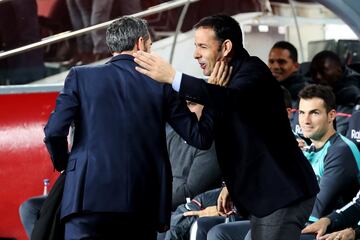 El entrenador del Barcelona Ernesto Valverde saluda al entrenador del Villarreal Javier Calleja antes del comienzo del encuentro. 