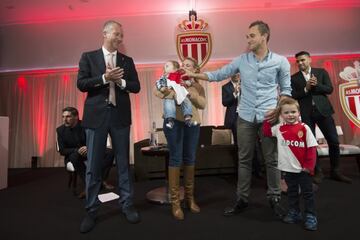 Una familia hincha del Mónaco subió al escenario para recibir el reconocimiento del club