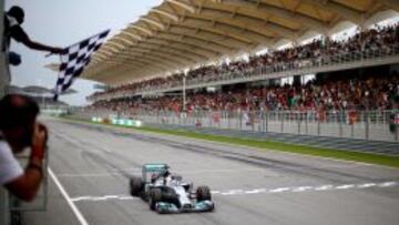 SEPANG. Lewis Hamilton ya ha conseguido, con su victoria del domingo pasado en Malaisia, ganar carreras en todas las temporadas desde que comenz&oacute; en la F&oacute;rmula 1.
 