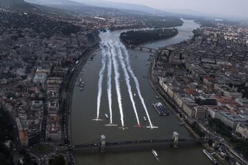 Peter Besenyei de Hungría, líder de Petr Kopfstein de la República Checa, Michael Goulian de los Estados Unidos, Matt Hall de Australia y Ben Murphy de Gran Bretaña sobre la ciudad antes de la cuarta etapa del Campeonato Mundial Red Bull Air Race en Budapest.