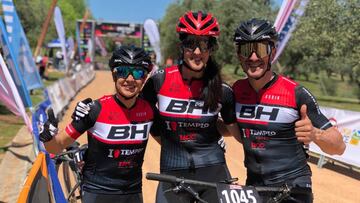 Carlos Coloma, junto a sus compa&ntilde;eras del equipo BH, en la Andaluc&iacute;a Bike Race 2019.