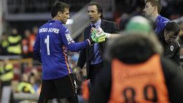 Diego Alves, retirándose en el partido ante el Villarreal.