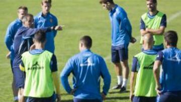 PACO HERRERA DA INDICACIONES EN UN ENTRENAMIENTO.