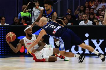 MADRID, 11/08/2022.- El base de la selección griega de baloncesto Nick Calathes (d) lucha con Lorenzo Brown (i), de la selección española, en el segundo amistoso de preparación para el Eurobasket, hoy en el WiZink Center, en Madrid. EFE/Zipi Aragón
