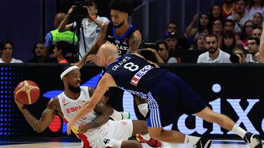 El base de la selección griega de baloncesto Nick Calathes lucha con Lorenzo Brown, de la selección española, en el segundo amistoso de preparación para el Eurobasket, disputado el jueves en Madrid.
