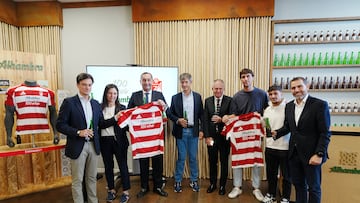 El Granada CF y Cervezas Alhambra presentan el patrocinio de la cervecera en la equipación del primer equipo. En la imagen foto de familia con Garcia Amado, Pacheta, Alcaraz, Lama y Rodelas y directivos de Cervezas Alhambra