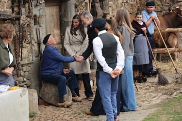 Los Reyes, la princesa Leonor y la Infanta Sofía durante el acto de entrega del Premio al 'Pueblo Ejemplar' de Asturias 2025 a Valdesoto.