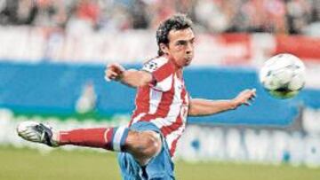 <b>ESTILO. </b>Miguel de las Cuevas, tratando de rematar en una difícil posición durante un partido con el Atlético de Madrid.
