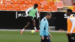 10/12/21
 ENTRENAMIENTO DEL VALENCIA CF - THIERRY RENDAL
 
 
 
 
 
 
 
 
  MESTALLA