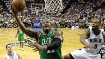 <b>EL PODER DE BOSTON. </b>Glen Davis, 'Baby Gorilla' desborda a Lewis.